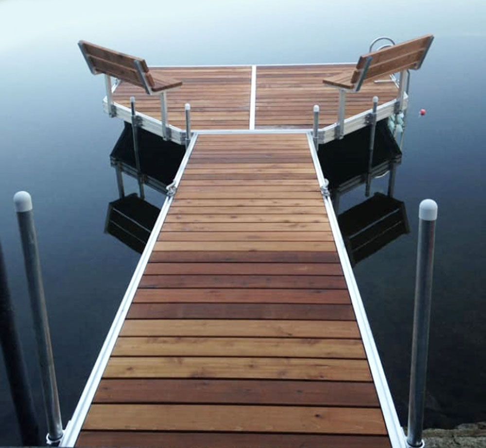 Quai d'aluminium sur poteaux